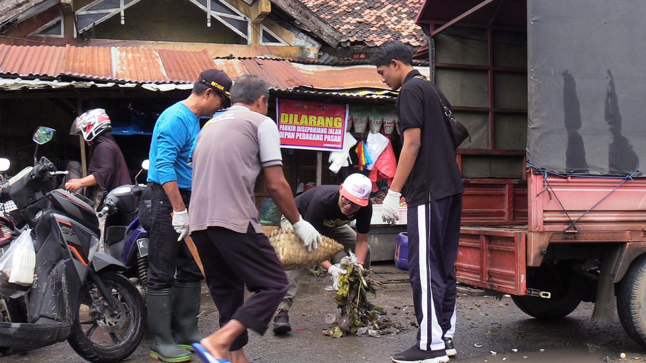 Foto: Kegiatan bersih- bersih di pasar Rembang/mitrapost.com/Sri Lestari