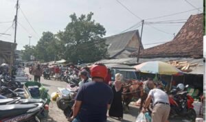 Foto: Kepadatan lalu lintas di jalan Pasar Rembang/mitrapost.com/Sri Lestari Foto: Kepadatan lalu lintas di jalan Pasar Rembang/mitrapost.com/Sri Lestari