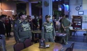 Puluhan Botol Miras di Warkop dan Kafe Karaoke Kabupaten Rembang Disita Satpol PP