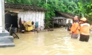 Banjir Melanda Sejumlah Wilayah di Rembang, Warga Diimbau Waspada Banjir Melanda Sejumlah Wilayah di Rembang, Warga Diimbau Waspada