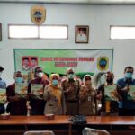 Foto : Penyerahan sertifikat izin edar pengusaha beras oleh Dinas ketahanan pangan (Disketapang) Kabupaten Pati (Sumber : Dokumen Disketapang Pati)