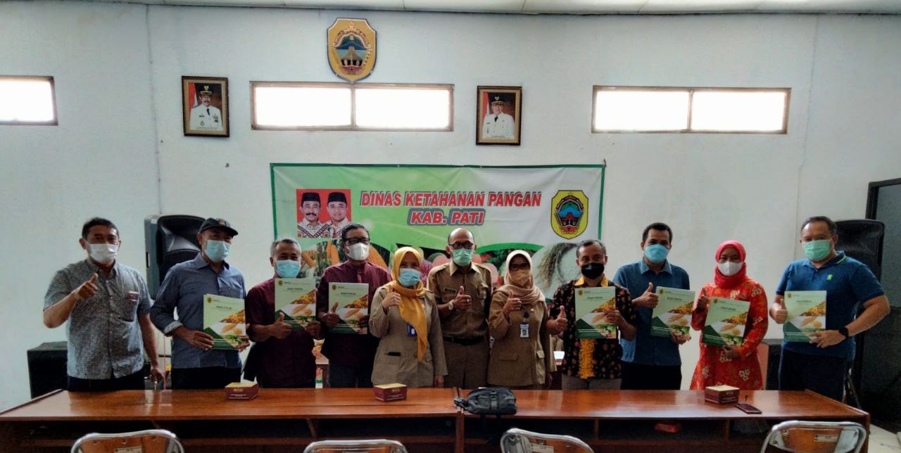 Foto : Penyerahan sertifikat izin edar pengusaha beras oleh Dinas ketahanan pangan (Disketapang) Kabupaten Pati (Sumber : Dokumen Disketapang Pati)