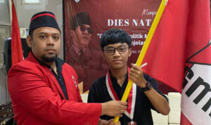 Foto: Secara simbolis bendera pataka GMNI diberikan oleh Ketua PA GMNI Pati, Sigit Pamungkas kepada Ronaldi Subastian/ istimewa