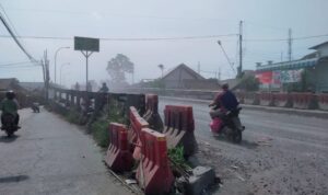 Foto : kondisi debu jembatan jalan pantura Juwana Rembang (Sumber : mitrapost.com/ Putri Asia)
