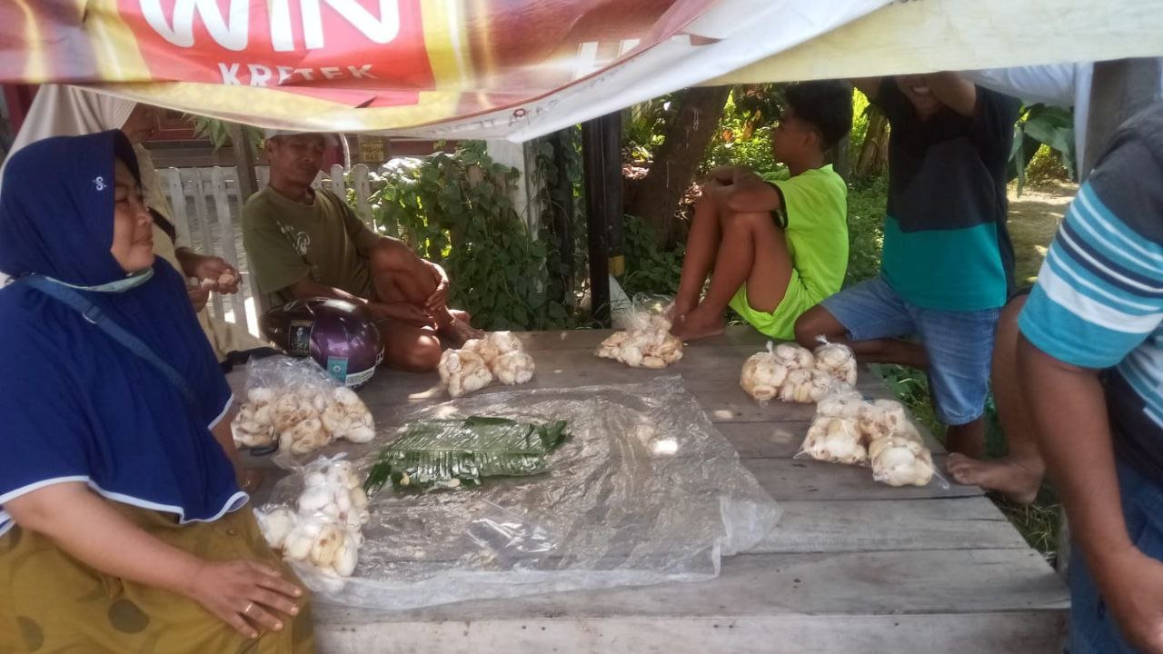 Foto : Pedagang Buah siwalan di daerah Rembang. (Sumber : mitrapost.com / Putri Asia )