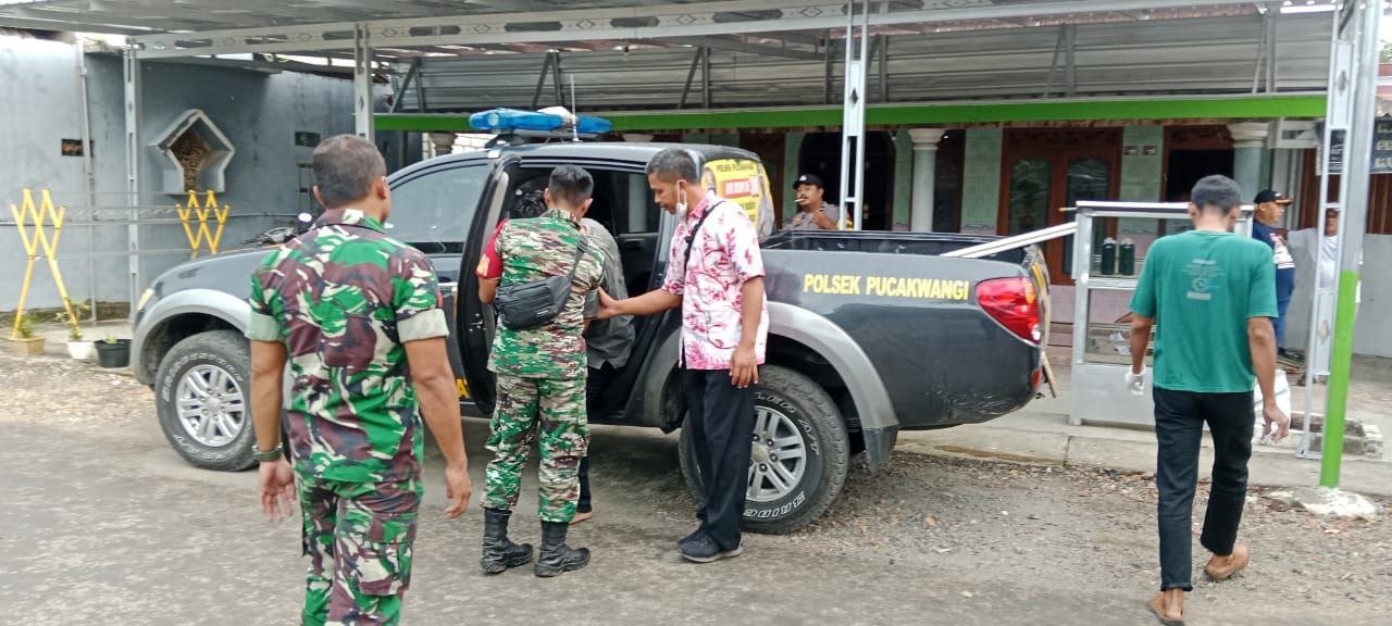Foto: Polsek Pucakwangi saat membawa ODGJ yang menusuk warga Dukuh Ngampel, Desa Karangwotan, Kecamatan Pucakwangi, Kabupaten Pati/ istimewa