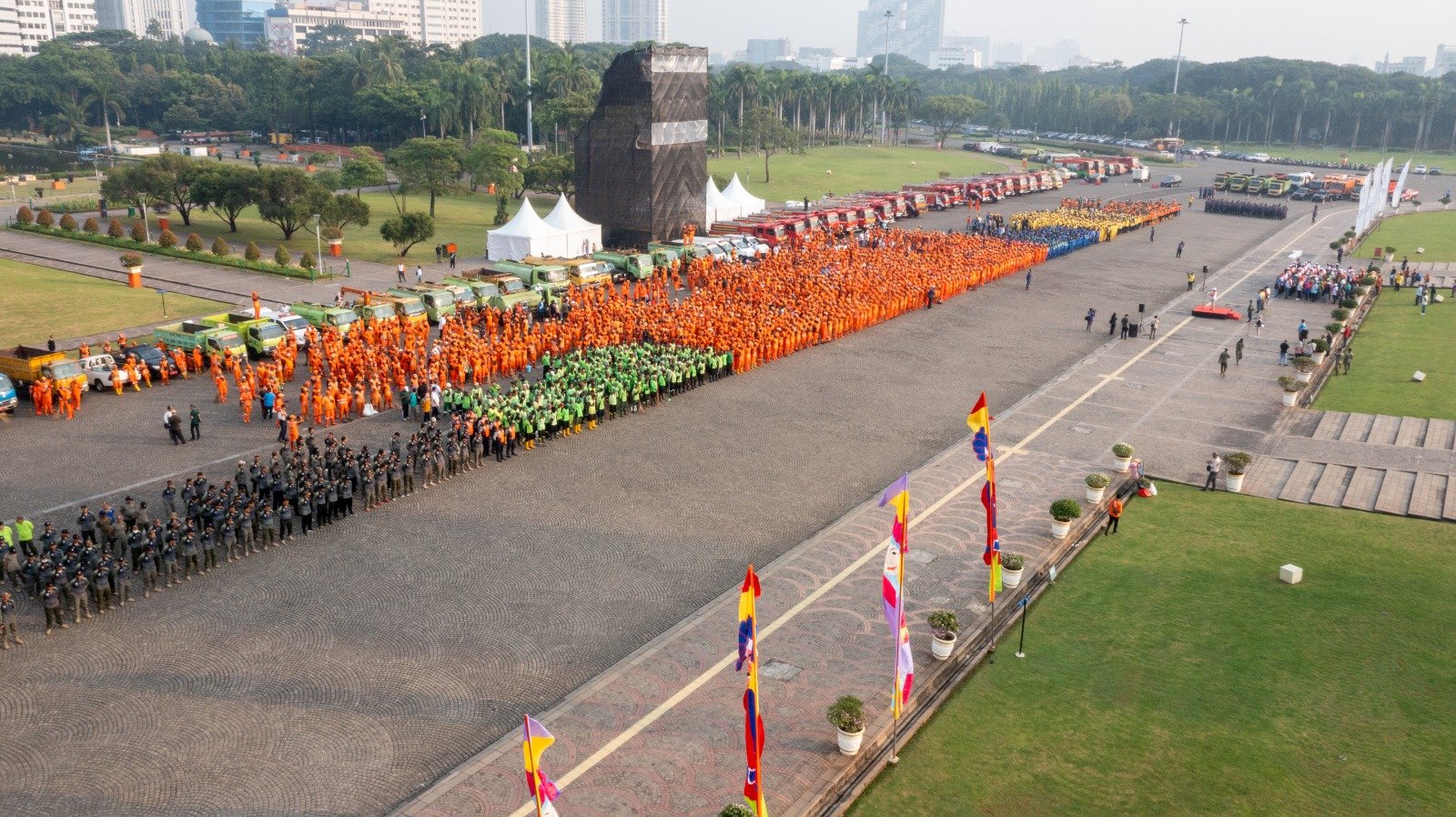 Jelang Hari Lahir Pancasila, Ratusan Personel Dikerahkan Bersihkan Kawasan Monas
