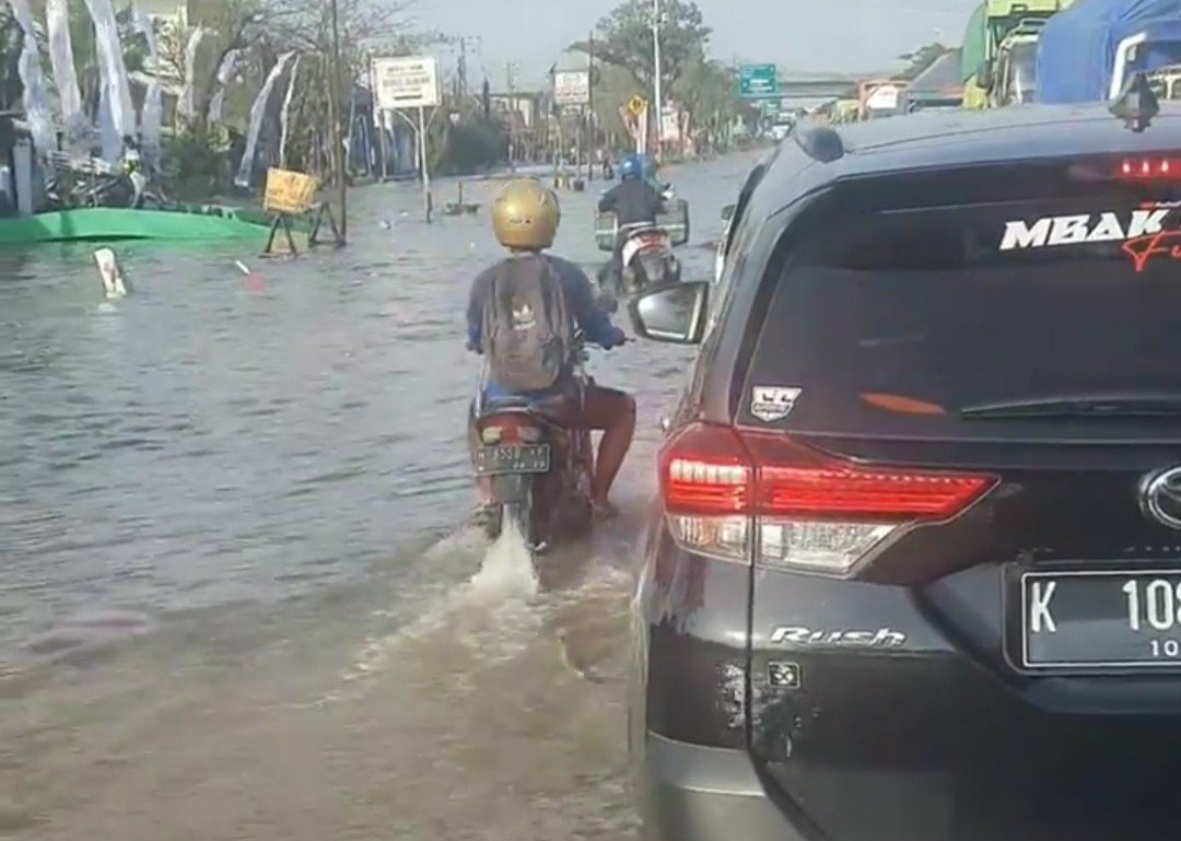 Banjir Rob Kembali Melanda, Arus Lalin di Jalur Pantura Demak-Semarang Tersendat