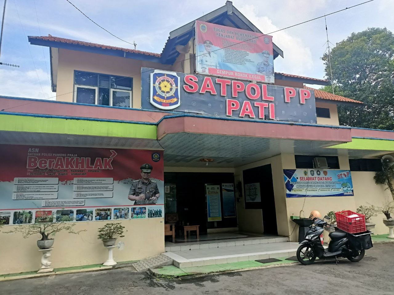 Foto : Gedung Satpol PP Kabupaten Pati (Sumber : mitrapost.com/ Putri Asia) Foto : Gedung Satpol PP Kabupaten Pati (Sumber : mitrapost.com/ Putri Asia)