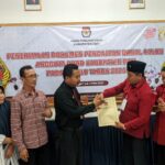 Foto : Penyerahan berita acara penerimaan pendaftaran Bacaleg oleh KPU Kabupaten Pati kepada DPC PDIP Pati (Sumber : mitrapost.com/ Anang SY)