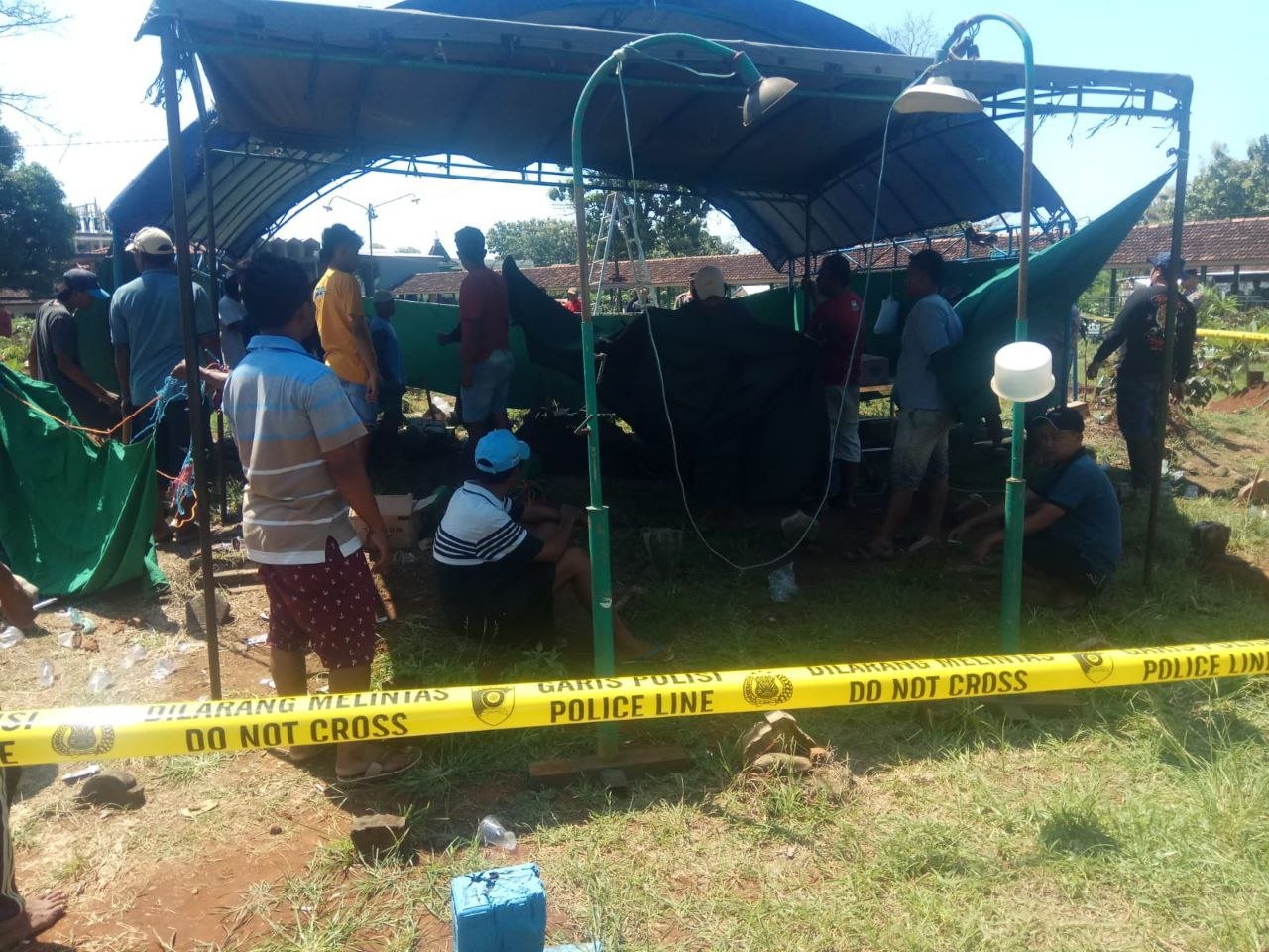Foto : Suasana pembongkaran makam korban pembunuhan di Desa Ngemplak Kidul Kecamatan Margoyoso (Sumber : mitrapost.com)