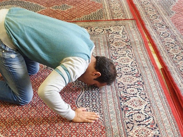 Foto: Ilustrasi orang salat (Sumber: pixabay)