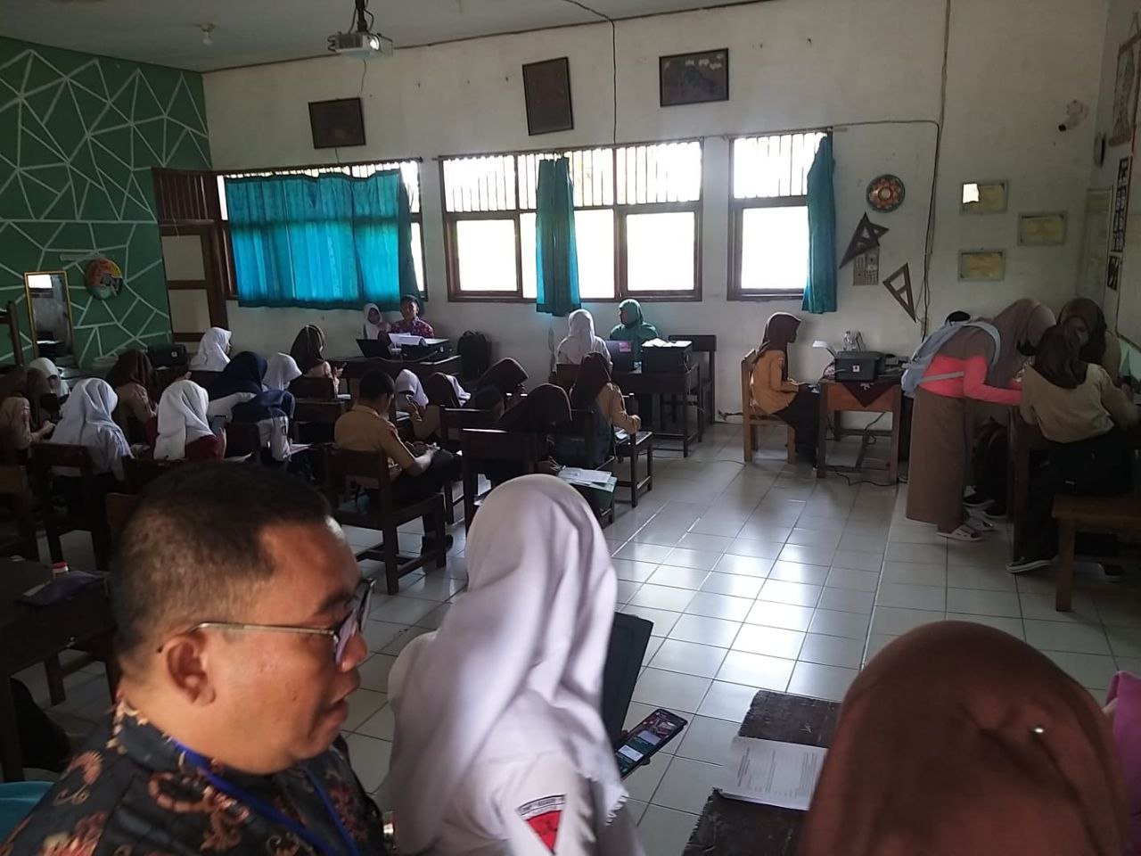 PPDB Berlangsung, SMAN 1 Batangan Diserbu Para Pendaftar Datang Langsung ke Sekolah