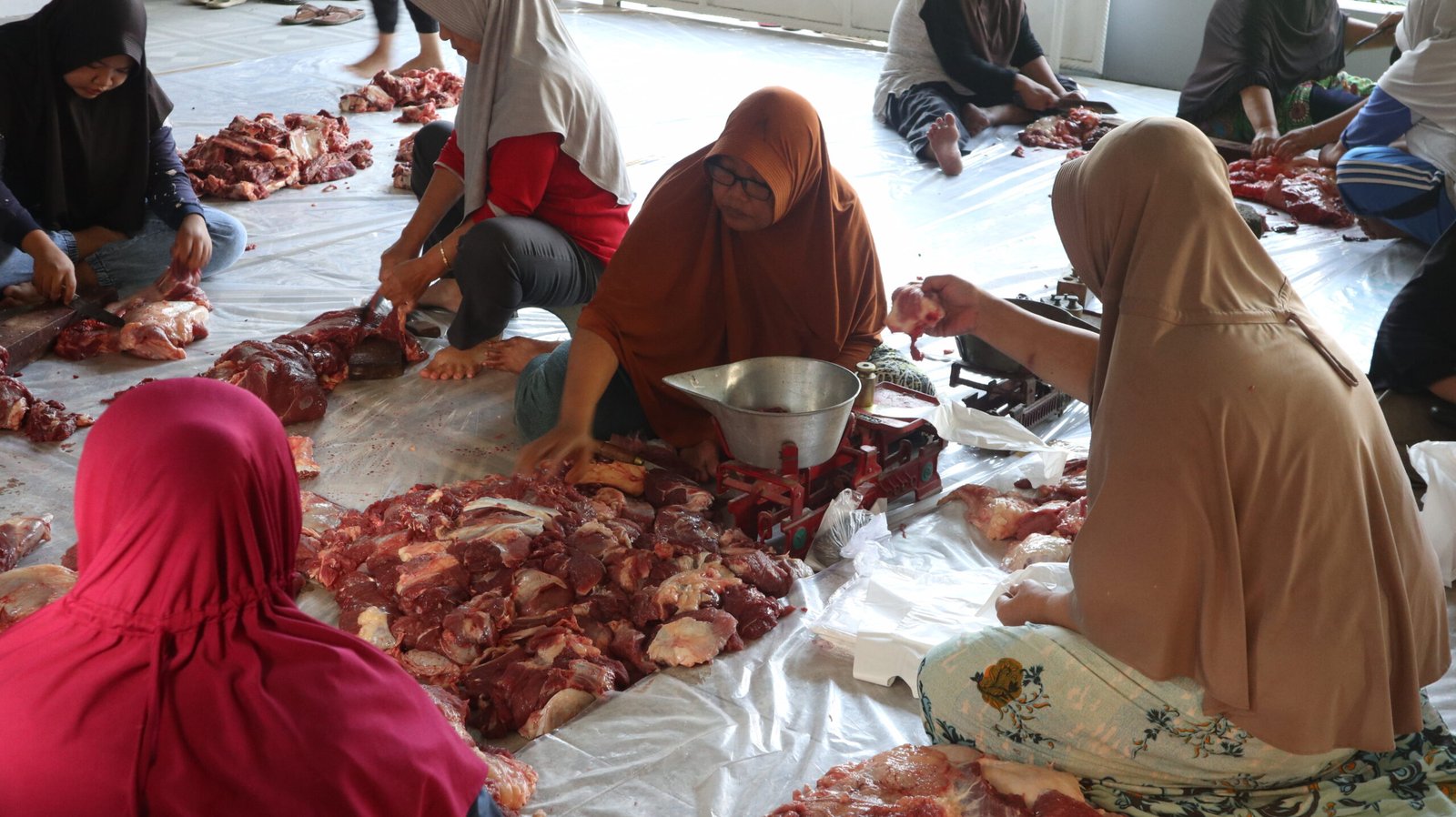 Foto: Suasanan penyembelihan hewan kurban warga RSS Sidokerto (Sumber: Mitrapost.com )