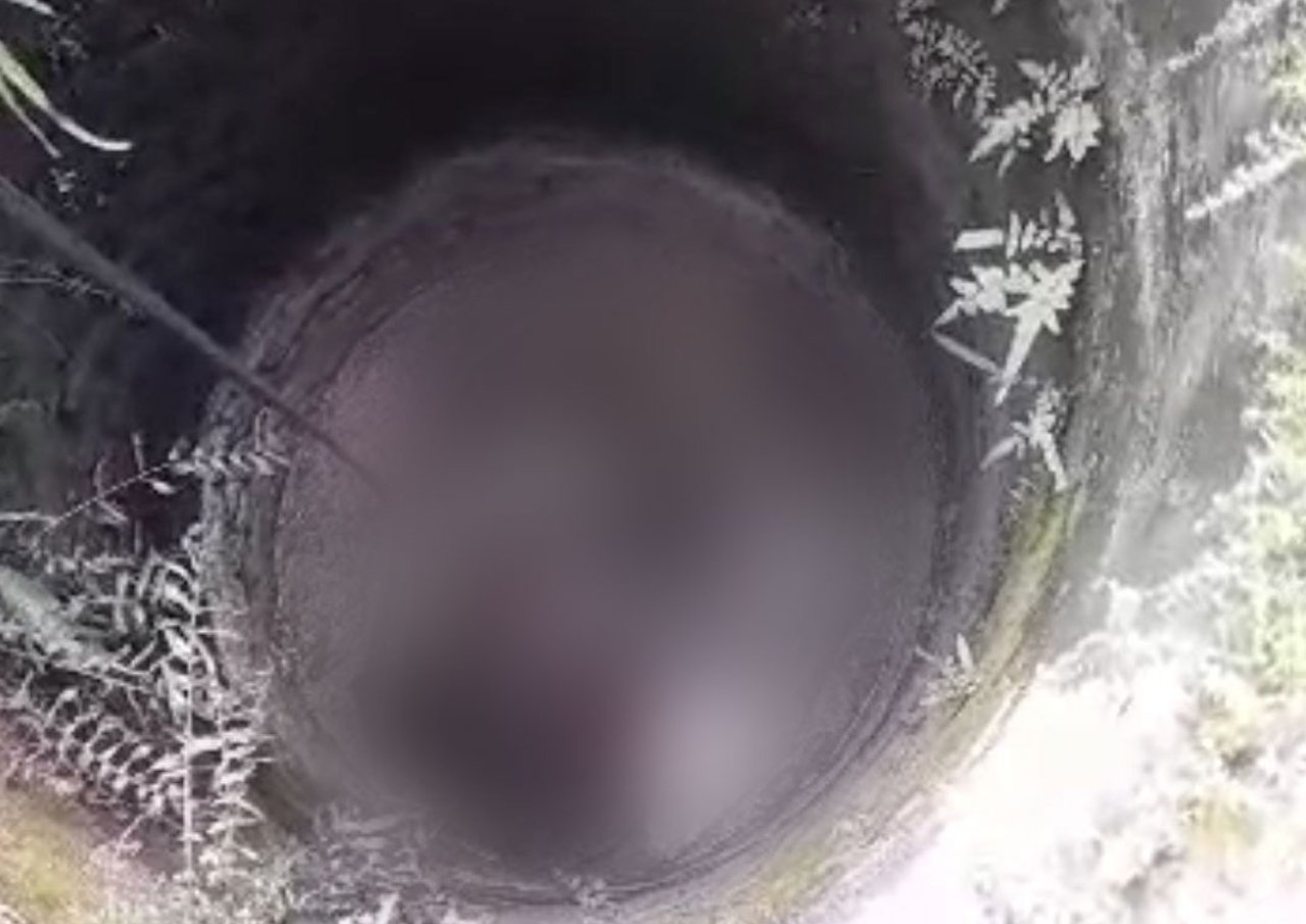 Foto : penemuan jasad laki-laki di dalam sumur tua di Desa Puri Kecamatan Pati (Sumber : mitrapost.com/ Anang SY)