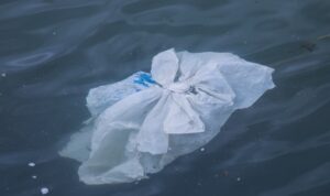 Foto: Ilustrasi sampah plastik di lautan (Sumber: unsplash)