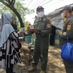 Foto : Bu Legi dan salah satu anggota Satpol-PP berkomunikasi mengenai pembongkaran warung (Sumber : mitrapost.com) Foto : Bu Legi dan salah satu anggota Satpol-PP berkomunikasi mengenai pembongkaran warung (Sumber : mitrapost.com)