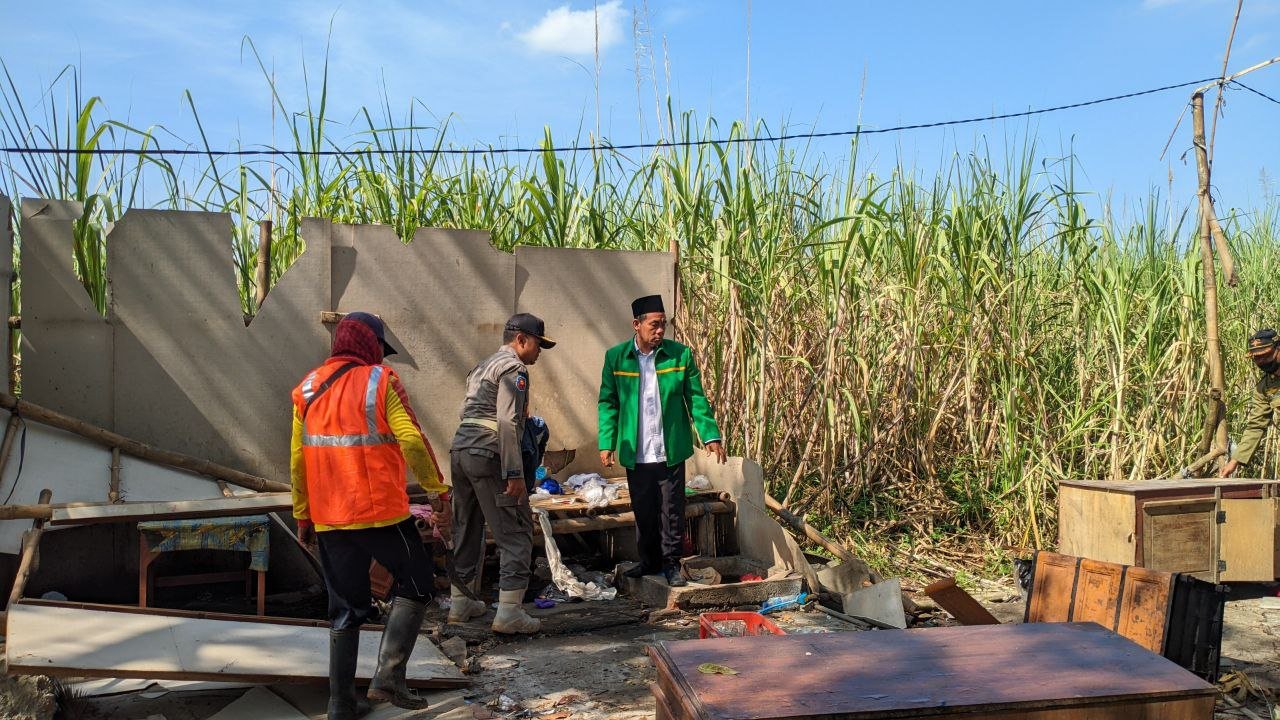 Foto : Pembongkaran warung esek-esek (Sumber : mitrapost.com/ Anang SY)