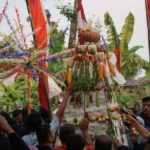 Foto : momen rebutan gunungan karnaval budaya sedekah bumi Desa Kedalingan (Sumber : mitrapost.com/ Anang SY)