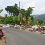 Sampah Menumpuk di Pinggir Jalan Maitan Tambakromo Hingga Timbulkan Bau Tak Sedap