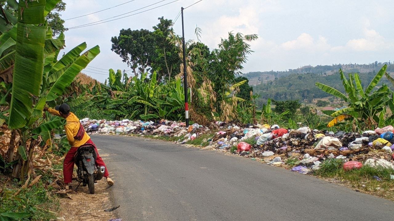 Sampah Menumpuk di Pinggir Jalan Maitan Tambakromo Hingga Timbulkan Bau Tak Sedap
