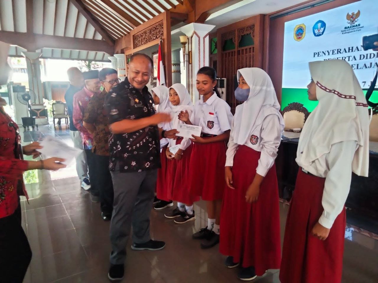 153 Siswa SMP Tidak Mampu, Peroleh Bantuan Seragam dari BAZNAS Pati