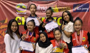 Foto : Tim kontingen senam Pati saat menerima medali Popda (Sumber : Dokumen Persani)