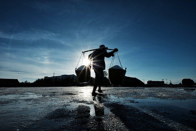Foto: Ilustrasi petani garam (Sumber: pixabay)