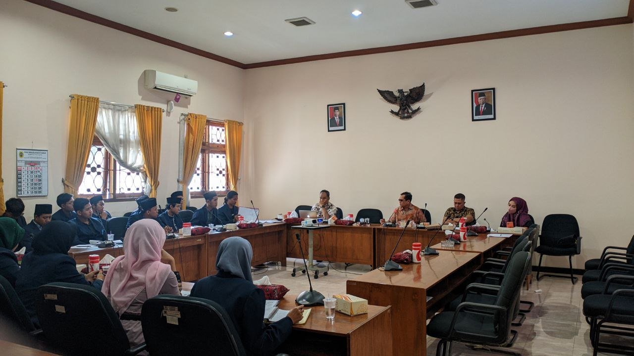 Foto : Kegiatan audiensi Mahasiswa Ipmafa Pati di Ruang Rapat Gabungan DPRD Kabupaten Pati (Sumber : mitrapost.com/ Anang SY)