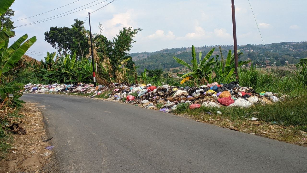 Foto : Kondisi pembuangan sampah sembarang di pinggir jalan turut desa Maitan Kecamatan Tambakromo (Sumber : mitrapost.com/ Anang SY)