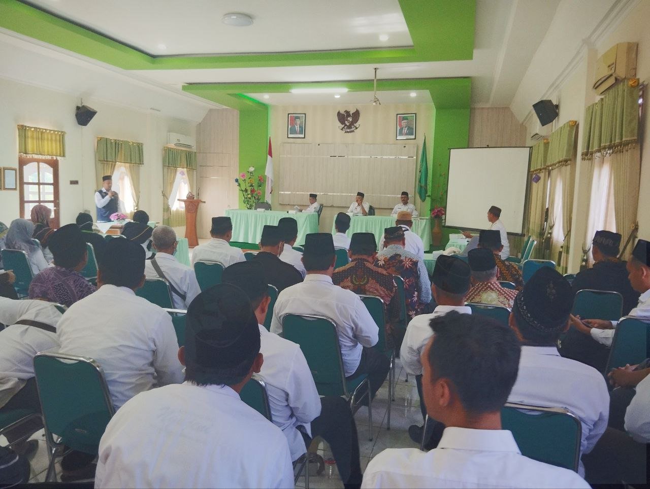 Foto: Kemenag Kumpulkan PPH di aula (Sumber: anwar/Mitrapost)