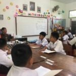 Foto : Kepala SD Negeri Payang 02 dan siswa baru diruang kelas (Sumber : Mitrapost.com / Putri Asia)