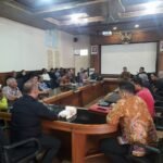 Foto: Pj Bupati Pati Henggar Budi Anggoro saat berdialog dengan perwakilan demonstrasi di ruang Joyokusumo/ mitrapost.com/ M Kafi Foto: Pj Bupati Pati Henggar Budi Anggoro saat berdialog dengan perwakilan demonstrasi di ruang Joyokusumo/ mitrapost.com/ M Kafi