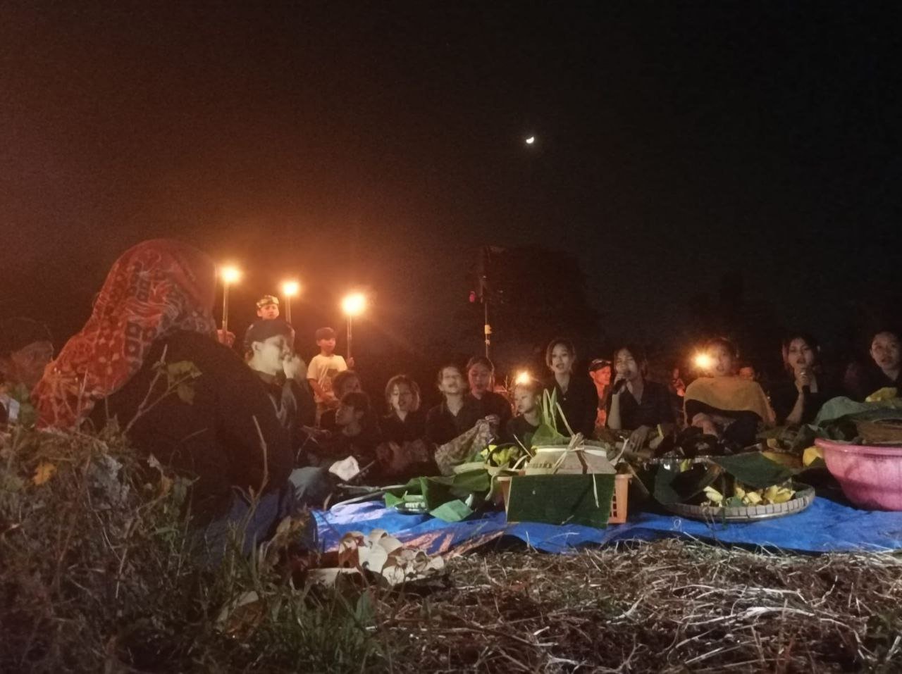 Foto : sejumlah orang membawa obor dan melaksanakan ritual lampiran (Sumber : Mitrapost.com)