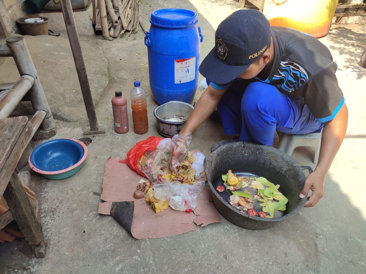 Foto : Memanfaatkan limbah SOD jadi pakan ternak dan pupuk (Sumber : Mitrapost.com/Putriasia)