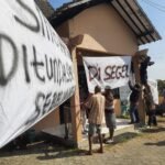 Foto: Warga Desa Tlogoayu Segel Balai Desa (Sumber: Mitrapost/M Kafi)