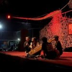 Foto : Pemuda seniman CJP saat menampilkan alat musik tradisional sape di lapak seni suronan (Sumber : Dok. Pribadi ) Foto : Pemuda seniman CJP saat menampilkan alat musik tradisional sape di lapak seni suronan (Sumber : Dok. Pribadi )