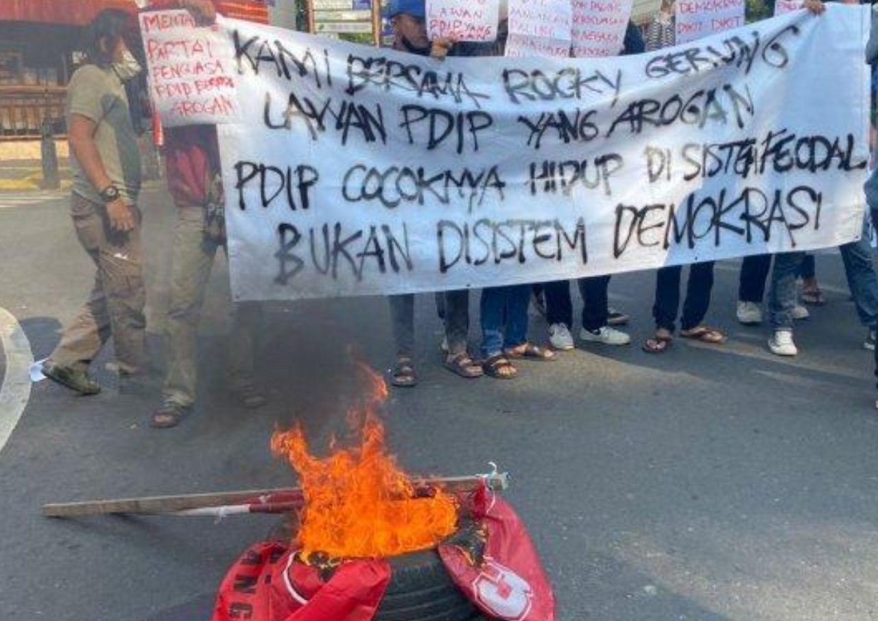 HMI Jakarta Demo Bela Rocky Gerung hingga Bakar Bendera