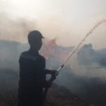 Foto : Tim Damkar Pati saat melakukan pemadaman api di salah satu lahan terbakar di wilayah Kabupaten Pati (Sumber : Dokumen tim Damkar Satpol PP Pati)