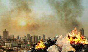 Foto: Ilustrasi pembakaran sampah (Sumber: iStock)