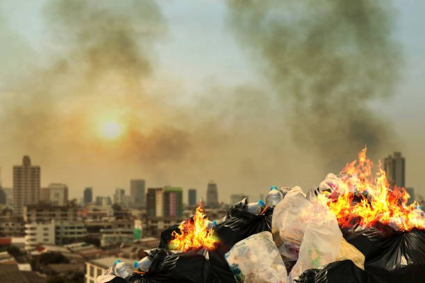 Foto: Ilustrasi pembakaran sampah (Sumber: iStock)