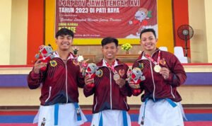 Foto : 3 Atlet Karate Kabupaten Pati pamer medali emas di ajang PORPROV XVI Tahun 2023 (Sumber : Dokumen Media Center PORPROV Kabupaten Pati)