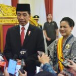 Foto: Jokowi Resmi Anugerahkan Tanda Kehormatan pada Istrinya (Sumber:setkab)