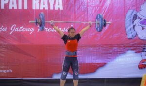 Foto : Tasya Risky Citra Lestari, atlet angkat besi Kabupaten Pati saat berlaga di PORPROV 2023 (Sumber : mitrapost.com/ Anang SY)