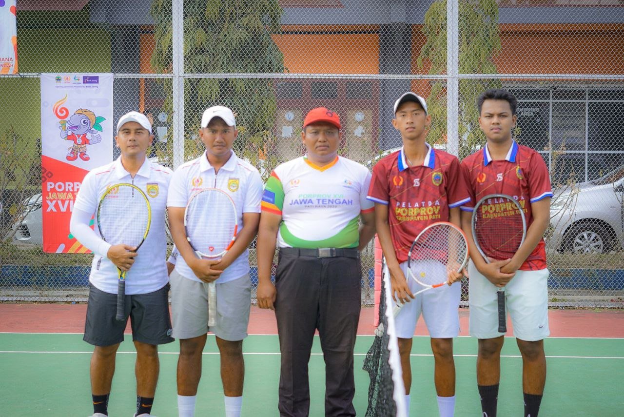 Foto : Tim ganda Tenis Lapangan beregu putra Kabupaten Pati saat berlaga di PORPROV XVI Tahun 2023 (Sumber : mitrapost.com/ Anang SY)