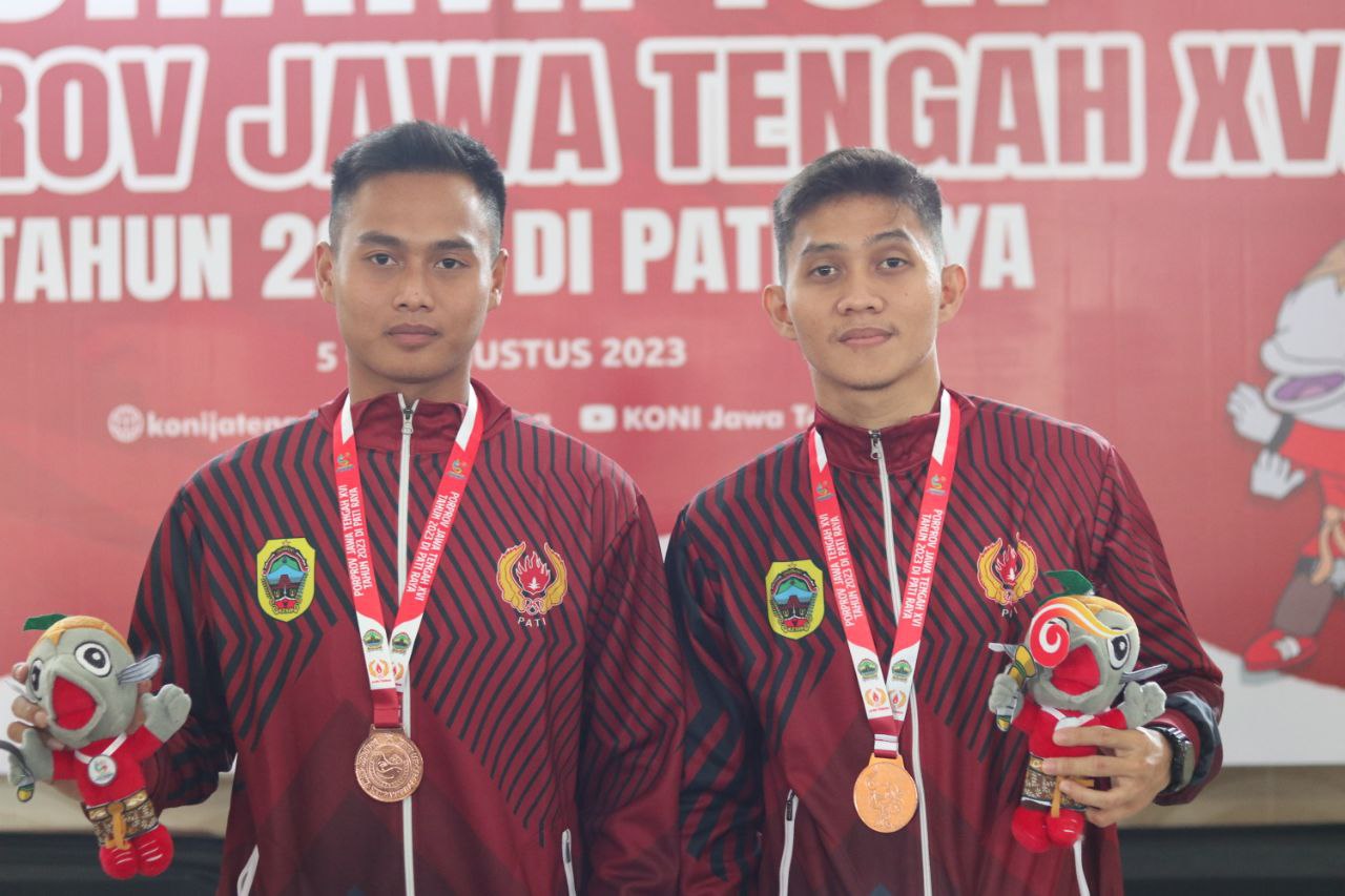 Foto: dua atlet wushu mendapat medali perunggu/ mitrapost.com/ M. Kafi
