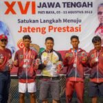 Foto: tim tenis lapangan pamer medali (Sumber : mitrapost.com/ Anang SY)
