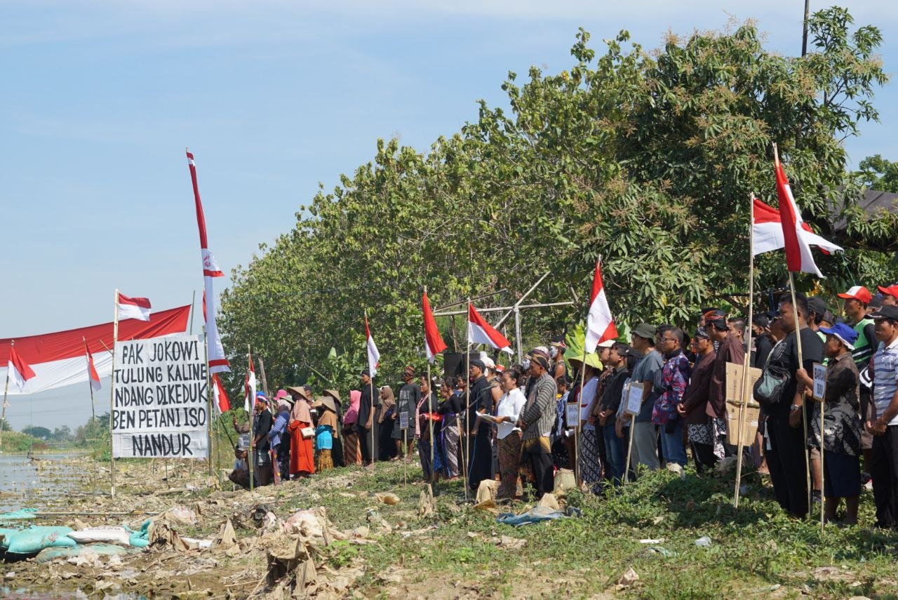 Foto : Upacara Peringatan Kemerdekaan Indonesia ke 78 di Sungai Tus Desa Baturejo Kecamatan Sukolilo (Sumber : mitrapost.com/ Anang SY)