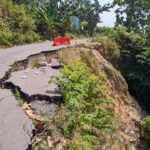Foto : Kondisi Jalan Pakis-Purwokerto Kabupaten Pati yang mengalami longsor (Sumber : mitrapost.com/ Anang 