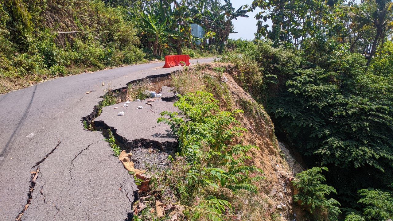Foto : Kondisi Jalan Pakis-Purwokerto Kabupaten Pati yang mengalami longsor (Sumber : mitrapost.com/ Anang 
